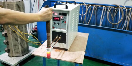 Machine de soudage à induction à haute fréquence Hf-25kw IGBT pour souder des tubes de cuivre dans l'industrie de la réfrigération