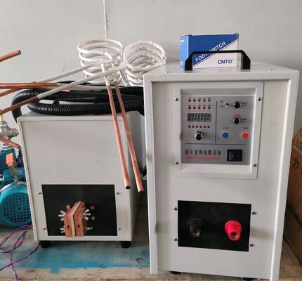 Bon prix Machine de chauffage par induction de fabricant chinois pour le chauffage de tous les métaux, le forgeage à chaud, la fusion, le brasage, la trempe Sf-40kw en ligne